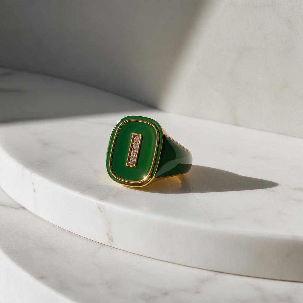 Anello con smalto verde su marmo bianco
